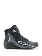 Alpinestars Faster-4 Drystar Shoes, scarpe da moto, nero, grigio freddo e bianco, vista laterale con logo Astars bianco, design a collo alto con pannelli protettivi rinforzati, chiusura con lacci e cinturino alla caviglia, stile sportivo moderno