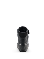 Alpinestars Scarpe Faster-4 Drystar®, scarpe da moto, nero, grigio freddo e bianco, vista posteriore che mostra il colletto imbottito, tallone rinforzato con inserti riflettenti e suola in gomma testurizzata per prestazioni sportive.