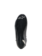 Scarpe Alpinestars Faster-4 Drystar, scarpe da moto, nero, vista della suola che mostra la suola in gomma rinforzata con grip testurizzato, logo a stella bianco sulla punta e marchio Alpinestars, progettata per stabilità e aderenza sulle pedane.