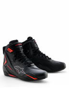 Scarpe Alpinestars Faster-4 Drystar®, scarpe da moto, nero con accenti Rio Red e Red Fluo, design stringato con tomaia in microfibra impermeabile, profilo atletico ed elegante per la guida su strada e sportiva