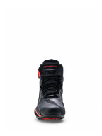 Scarpe Alpinestars Faster-4 Drystar®, nero con accenti Rio Red e Red Fluo, vista frontale che mostra la chiusura con lacci e il cinturino a strappo sulla caviglia con logo rosso, calzature da moto impermeabili con punta rinforzata e design sportivo