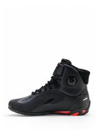 Scarpe Alpinestars Faster-4 Drystar®, scarpe da moto, nero con accenti Rio Red e Red Fluo, profilo laterale, con struttura in microfibra senza cuciture, marchio Drystar e tallone rinforzato con dettagli rossi