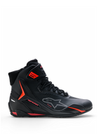 Scarpe Alpinestars Faster-4 Drystar®, scarpe da moto, nere con dettagli Rio Red e Red Fluo, vista laterale di profilo, design a profilo alto con chiusura a lacci e cinturino sulla caviglia, stile urban sportivo