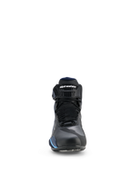 Scarpe Alpinestars Faster-4 Drystar®, scarpe da moto impermeabili, Nero Night Navy Cyan, vista frontale che mostra i lacci e il cinturino regolabile sulla caviglia con marchio Alpinestars, design aerodinamico per la guida sportiva