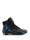 Scarpe Alpinestars Faster-4 Drystar, scarpe da moto, nero night navy ciano, vista laterale con design da sneaker high-top, pannelli di supporto in TPU ciano, logo Alpinestars bianco tratteggiato e chiusura con lacci e cinturino testurizzato sulla caviglia.