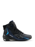 Scarpe Alpinestars Faster-4 Drystar, scarpe da moto, nero night navy ciano, vista laterale con design da sneaker high-top, pannelli di supporto in TPU ciano, logo Alpinestars bianco tratteggiato e chiusura con lacci e cinturino testurizzato sulla caviglia.
