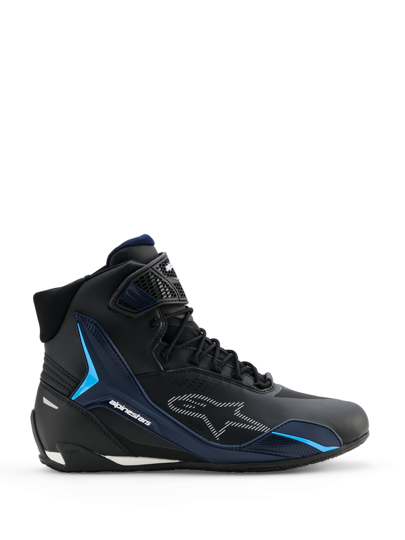 Scarpe Alpinestars Faster-4 Drystar, scarpe da moto, nero night navy ciano, vista laterale con design da sneaker high-top, pannelli di supporto in TPU ciano, logo Alpinestars bianco tratteggiato e chiusura con lacci e cinturino testurizzato sulla caviglia.