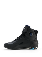 Alpinestars Scarpe Faster-4 Drystar®, scarpe da moto high-top, nero con accenti Night Navy e Cyan, vista laterale, dotate di chiusura con lacci, cinturino alla caviglia a strappo e suola protettiva rinforzata