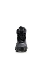 Scarpe Alpinestars Stella Faster-4 Drystar® da donna, scarpe da moto, nero con accenti argento, vista frontale che mostra la chiusura con lacci e il cinturino a strappo sulla caviglia, design impermeabile per guida sportiva e stradale