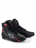 Scarpe Alpinestars Stella Faster-4 Drystar®, scarpe da moto da donna, nero grigio e corallo fluo, dotate di tecnologia impermeabile Drystar®, chiusura con lacci e cinturino a strappo, accenti corallo e loghi Alpinestars bianchi