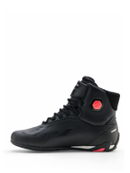 Scarpe Alpinestars Stella Faster-4 Drystar®, scarpe da moto da donna, nero e corallo fluo, vista laterale che mostra la tomaia in microfibra senza cuciture, chiusura con lacci e dettaglio della protezione della caviglia in corallo
