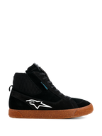 Alpinestars Stated Waterproof Shoes, sneaker da moto alte nere, costruzione in pelle scamosciata e tessuto a maglia, logo Alpinestars bianco, suola vulcanizzata marrone maculata, design moderno ispirato allo skate