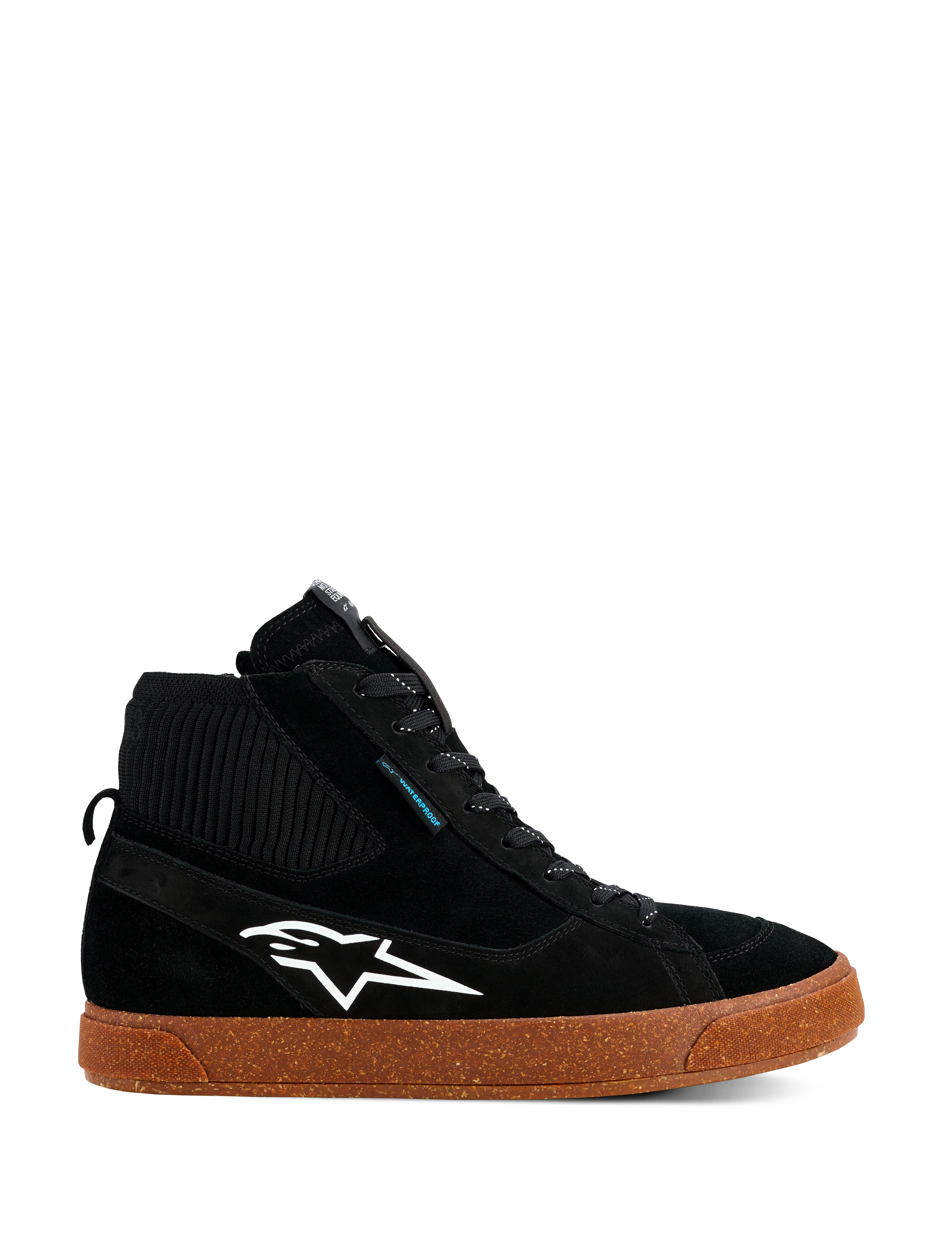 Alpinestars Stated Waterproof Shoes, sneaker da moto alte nere, costruzione in pelle scamosciata e tessuto a maglia, logo Alpinestars bianco, suola vulcanizzata marrone maculata, design moderno ispirato allo skate