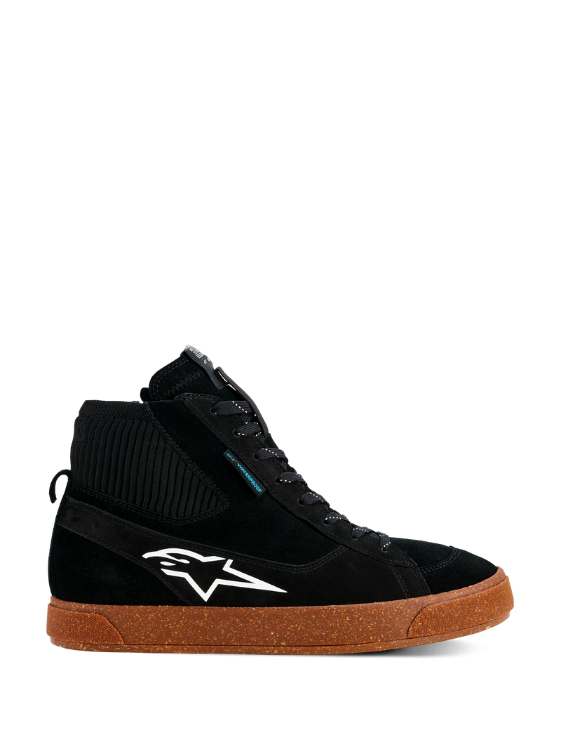 Alpinestars Stated Waterproof Shoes, sneaker da moto alte nere, costruzione in pelle scamosciata e tessuto a maglia, logo Alpinestars bianco, suola vulcanizzata marrone maculata, design moderno ispirato allo skate