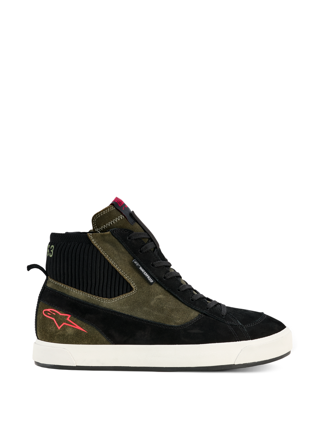 Alpinestars Stated Waterproof Shoes, sneakers da moto alte, struttura in pelle scamosciata verde militare e nero, suola in gomma vulcanizzata bianco sporco, logo stella rosso sul tallone, colletto alla caviglia a coste nero, design urbano d'ispirazione street