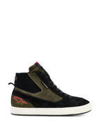 Alpinestars Stated Waterproof Shoes, sneakers da moto alte, struttura in pelle scamosciata verde militare e nero, suola in gomma vulcanizzata bianco sporco, logo stella rosso sul tallone, colletto alla caviglia a coste nero, design urbano d'ispirazione street