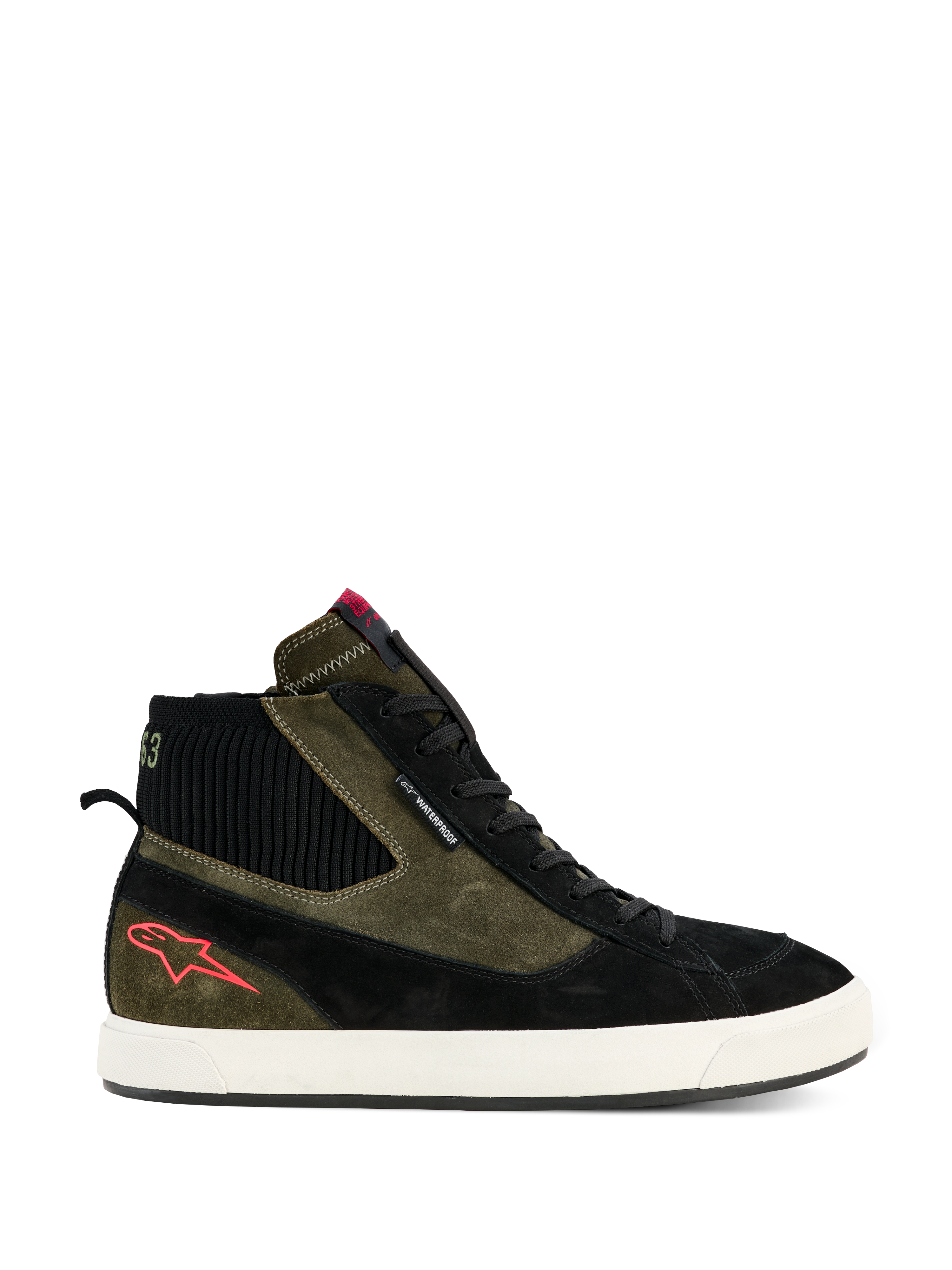 Alpinestars Stated Waterproof Shoes, sneakers da moto alte, struttura in pelle scamosciata verde militare e nero, suola in gomma vulcanizzata bianco sporco, logo stella rosso sul tallone, colletto alla caviglia a coste nero, design urbano d'ispirazione street