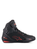 Alpinestars Faster-3 Drystar Shoes, scarpe da moto nere e rosso fluo, vista laterale, stile sneaker high-top in microfibra leggera, membrana impermeabile Drystar, logo a stella e marchio rossi, cinturino alla caviglia a strappo e dettagli traforati per la traspirabilità.