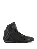 Alpinestars Faster-3 Drystar Riding Shoes, sneaker da moto nere e grigio freddo, design alto con chiusura a lacci e cinturino in velcro, struttura in microfibra impermeabile, calzature sportive per guida su strada