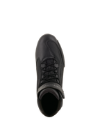 Alpinestars Faster-3 Drystar® Riding Shoes, scarpe da moto, nero e grigio freddo, vista dall'alto che mostra la tomaia in microfibra, i lacci neri e il cinturino in velcro sulla caviglia, design tecnico d'ispirazione sportiva per la guida su strada in ogni condizione climatica