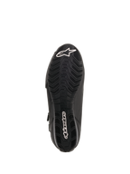 Alpinestars Faster-3 Drystar® Riding Shoes, vista della suola, gomma nera con battistrada dalla trama ondulata, logo a stella Alpinestars bianco sulla punta e wordmark sul tallone, calzatura tecnica da moto.