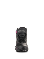 Scarpe Alpinestars Stella Faster-3 Drystar® da donna, scarpe da moto, nero, grigio scuro e fucsia, vista frontale con chiusura stringata, cinturino alla caviglia con logo argento e dettagli rosa su un profilo femminile