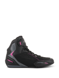 Alpinestars Stella Faster-3 Drystar®, scarpe moto da donna, sneaker alte, nere con accenti grigio scuro e rosa fucsia, profilo laterale, chiusura con lacci e cinturino in velcro sulla caviglia, pannelli protettivi rinforzati.
