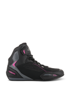 Alpinestars Stella Faster-3 Drystar®, scarpe moto da donna, sneaker alte, nere con accenti grigio scuro e rosa fucsia, profilo laterale, chiusura con lacci e cinturino in velcro sulla caviglia, pannelli protettivi rinforzati.