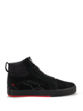 Alpinestars Ride-63 Leather Shoes, scarpe da moto urban, nero e rosso acceso, profilo high-top ispirato allo skate, tomaia in pelle premium e nabuk, suola vulcanizzata nera con fondo rosso acceso, logo discreto sul lato, streetwear motociclistico casual