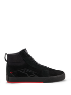 Alpinestars Ride-63 Leather Shoes, scarpe da moto urban, nero e rosso acceso, profilo high-top ispirato allo skate, tomaia in pelle premium e nabuk, suola vulcanizzata nera con fondo rosso acceso, logo discreto sul lato, streetwear motociclistico casual