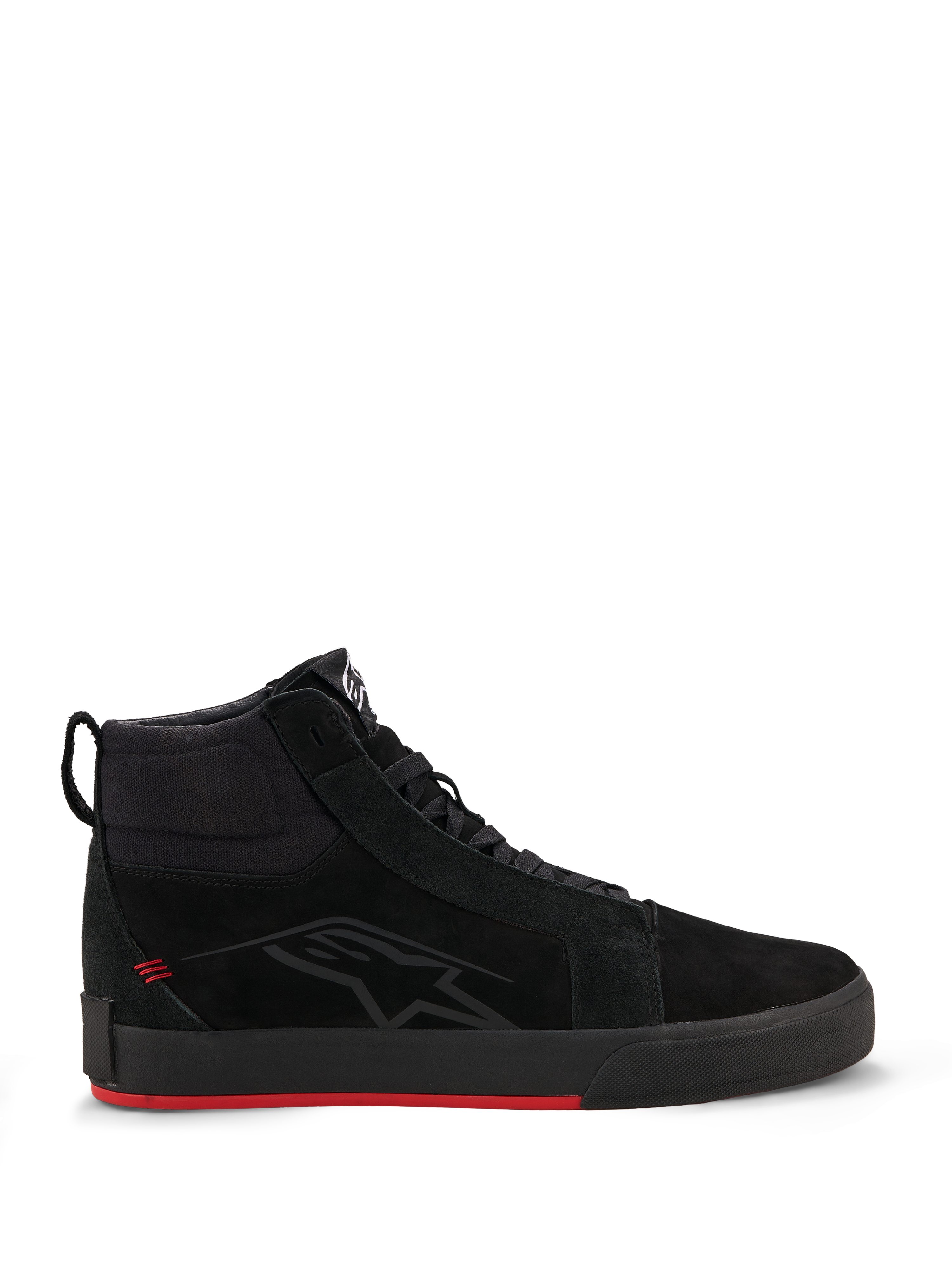 Alpinestars Ride-63 Leather Shoes, scarpe da moto urban, nero e rosso acceso, profilo high-top ispirato allo skate, tomaia in pelle premium e nabuk, suola vulcanizzata nera con fondo rosso acceso, logo discreto sul lato, streetwear motociclistico casual