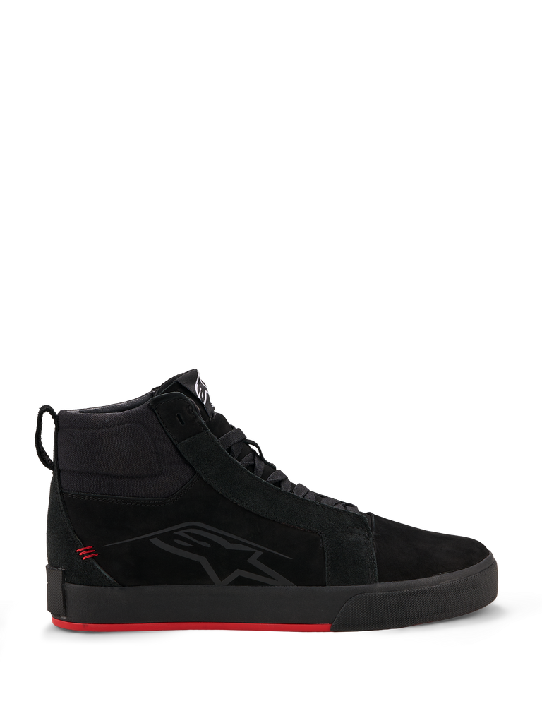 Alpinestars Ride-63 Leather Shoes, scarpe da moto urban, nero e rosso acceso, profilo high-top ispirato allo skate, tomaia in pelle premium e nabuk, suola vulcanizzata nera con fondo rosso acceso, logo discreto sul lato, streetwear motociclistico casual