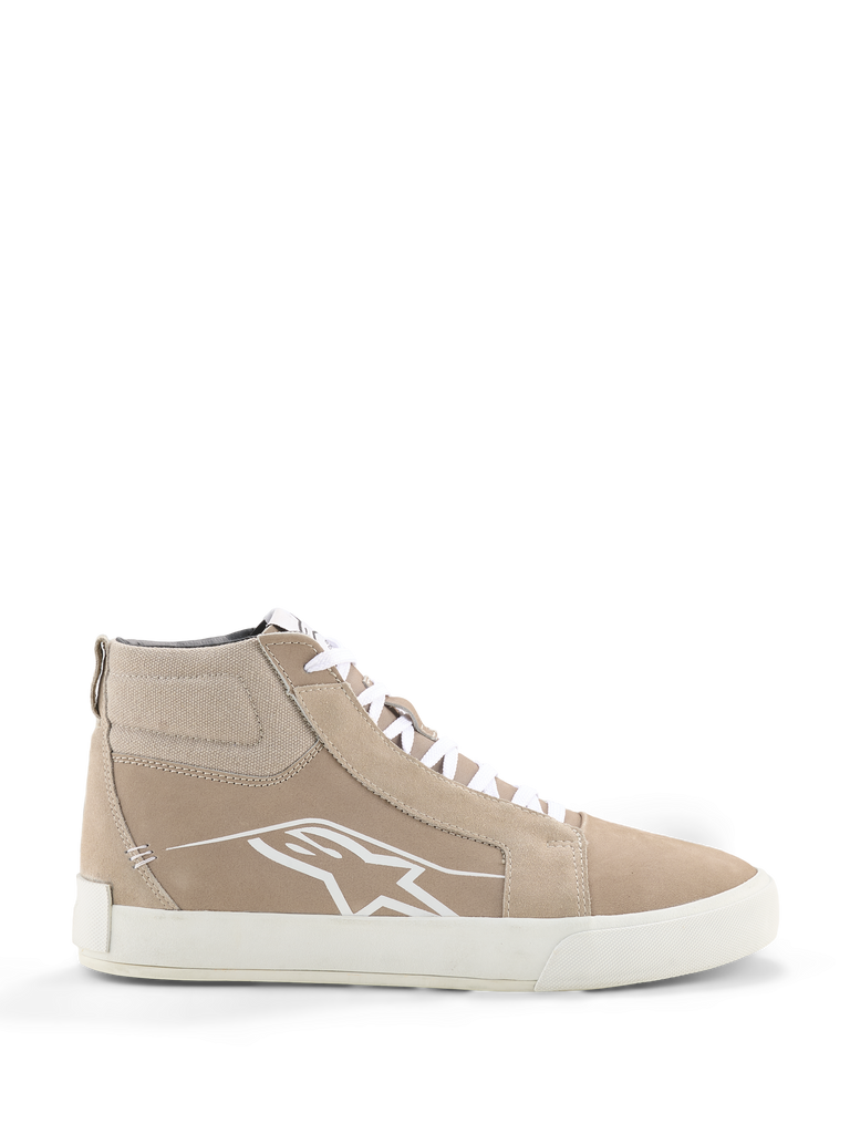 Alpinestars Ride-63 Leather Shoes, scarpe da moto urban, sabbia e bianco, silhouette high-top in stile street con pannelli in pelle scamosciata, lacci bianchi, logo Astars bianco sul lato e suola in gomma vulcanizzata bianca