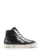 Scarpe Alpinestars Stated Flair, scarpe da moto urbane, nero e bianco, costruzione high-top in pelle con grande logo bianco sul lato, pannello degli occhielli bianco traforato, chiusura lampo laterale e suola in gomma bianca con patina vintage effetto usurato