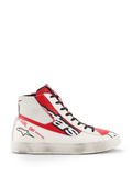 Scarpe Alpinestars Stated Flair, scarpe da moto alte, Bianco e Rosso Brillante, struttura in pelle premium con finitura effetto usurato applicata a mano sulla suola bianca, grande marchio Alpinestars nero sul lato, pannelli rossi e scritte sul tallone, estetica racing d'ispirazione vintage