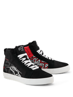 Scarpe in tela Alpinestars FQ20 Ride-63, scarpe da moto casual per uso urbano, nero, bianco e rosso acceso, design high-top in tela con lacci e suole bianche, con loghi Alpinestars e grafiche geometriche rosse, calzature lifestyle ispirate al motorsport