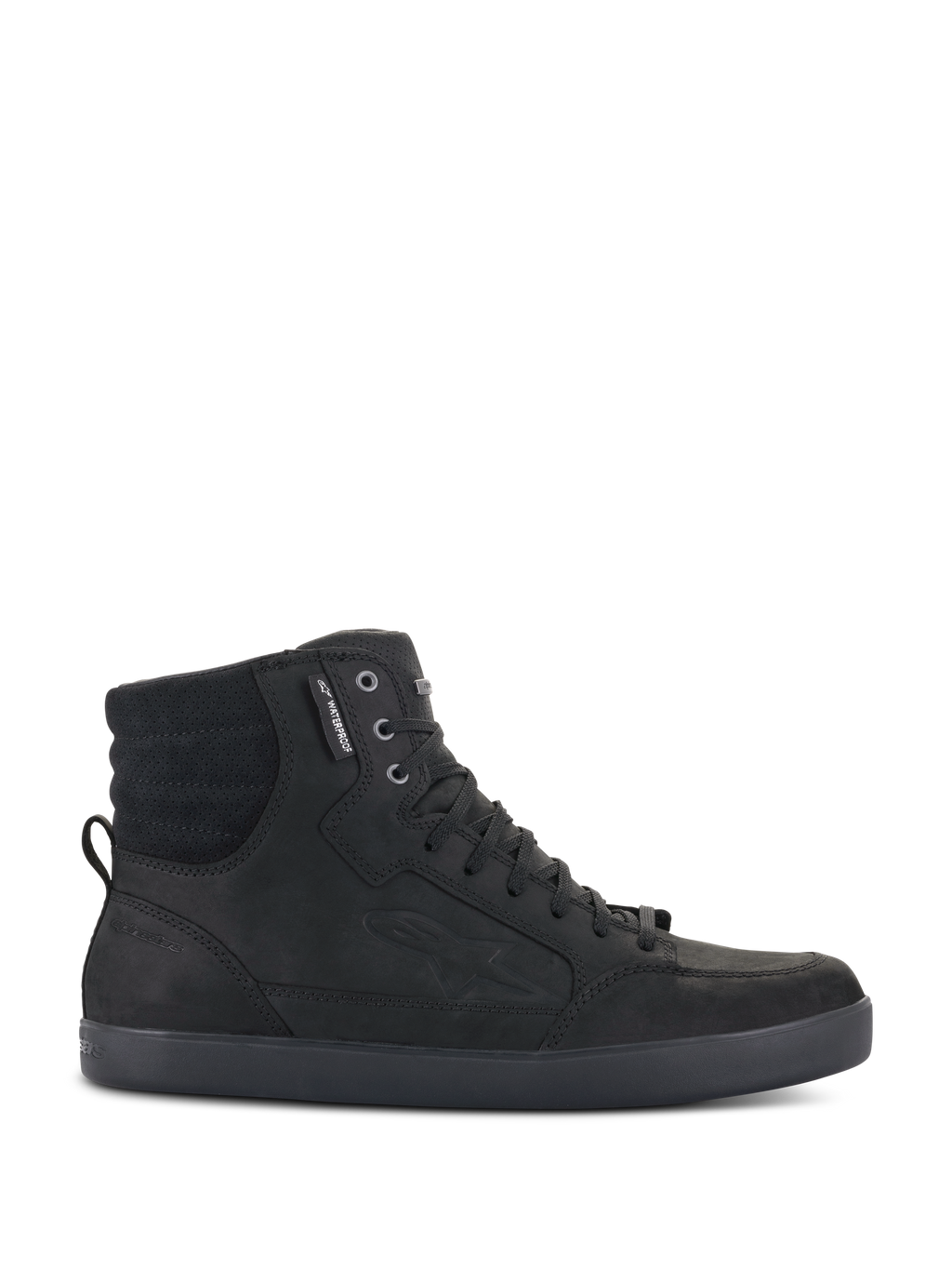 Alpinestars J-6 Waterproof Shoe, sneaker da guida urbana alta nera, vista laterale che mostra la struttura in pelle pregiata, chiusura con lacci e colletto imbottito alla caviglia