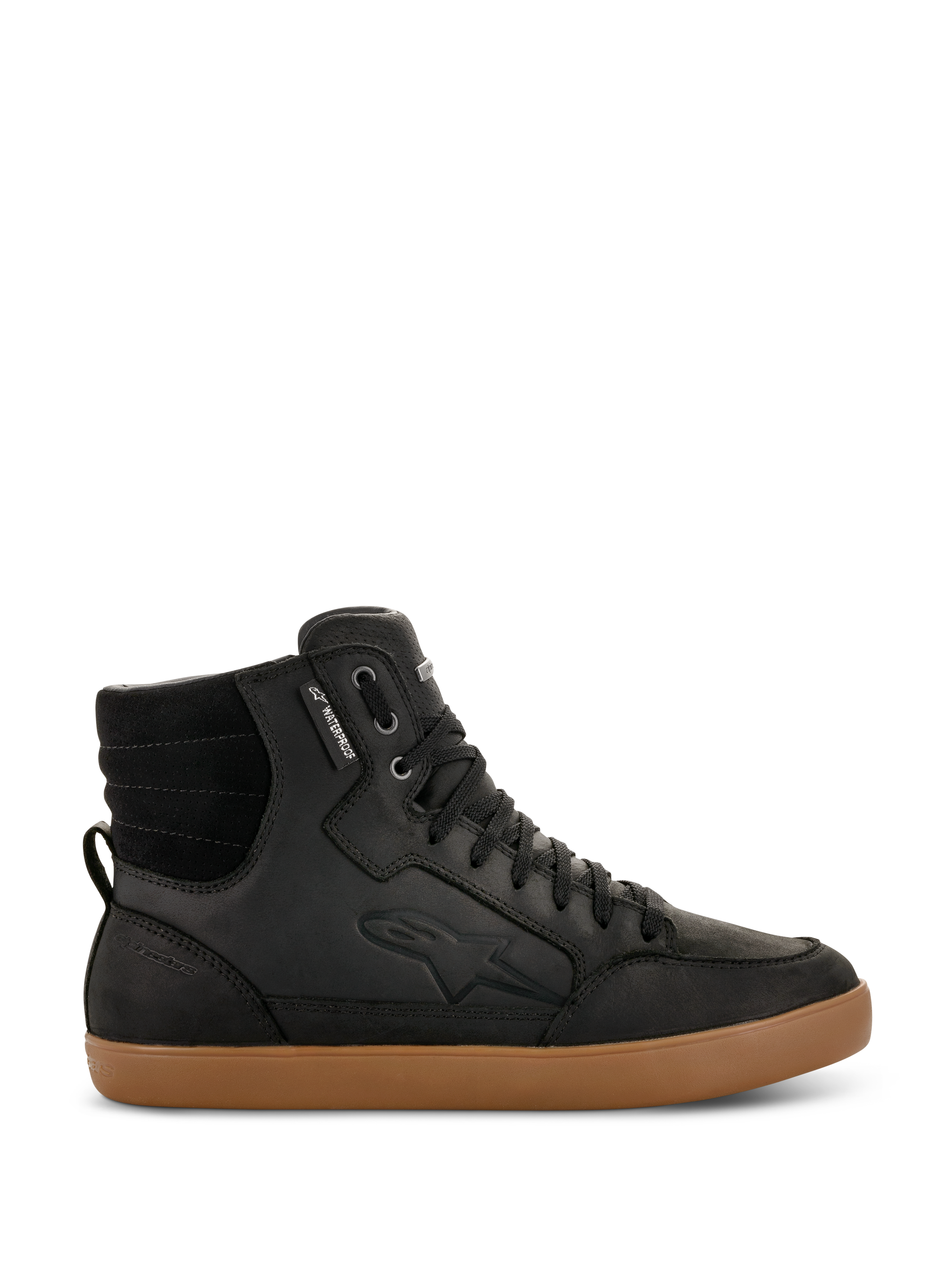 Alpinestars J-6 Waterproof Shoe, sneaker da moto alta nera con suola in gomma marrone, calzatura impermeabile per la guida urbana, dotata di colletto imbottito alla caviglia, lacci neri, logo goffrato discreto e struttura in pelle