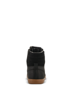 Alpinestars J-6 Waterproof Shoe, scarpa da moto, nero e gum, vista posteriore con tomaia in pelle nera di alta qualità, cuciture orizzontali sulla caviglia e suola in gomma con marchio Alpinestars in rilievo.