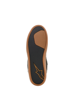 Scarpa Alpinestars J-6 Waterproof, vista della suola, Nero e Gum, battistrada in gomma testurizzata per aderenza e durata, con logo Astars marrone chiaro e bordo esterno color gomma, calzatura da moto in stile sneaker