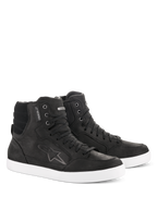 Alpinestars J-6 Waterproof Shoe, scarpe da moto, nero e bianco, design sneaker alta, pelle premium con chiusura stringata, suola in gomma bianca, con logo Astar e targhetta waterproof, stile urban casual per guida su strada