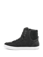 Alpinestars J-6 Waterproof Shoe, nero e bianco, profilo laterale di sneaker da guida alta, struttura in pelle nera con suola in gomma bianca, calzatura da moto urbana con design stringato.