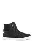 Alpinestars J-6 Waterproof Shoe, sneaker da guida urbana nera, calzatura da moto alta in pelle con suola piatta bianca, caviglia imbottita e trapuntata, occhielli metallici, etichetta impermeabile, logo laterale in rilievo, design d'ispirazione street per l'uso quotidiano
