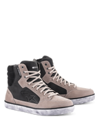 Alpinestars J-6 Waterproof Shoe, scarpe da moto, Black Flint e bianco, design sneaker alta con suola bianca effetto invecchiato, tomaia in scamosciato e pelle con logo a stella ed etichetta waterproof, calzatura per guida urbana