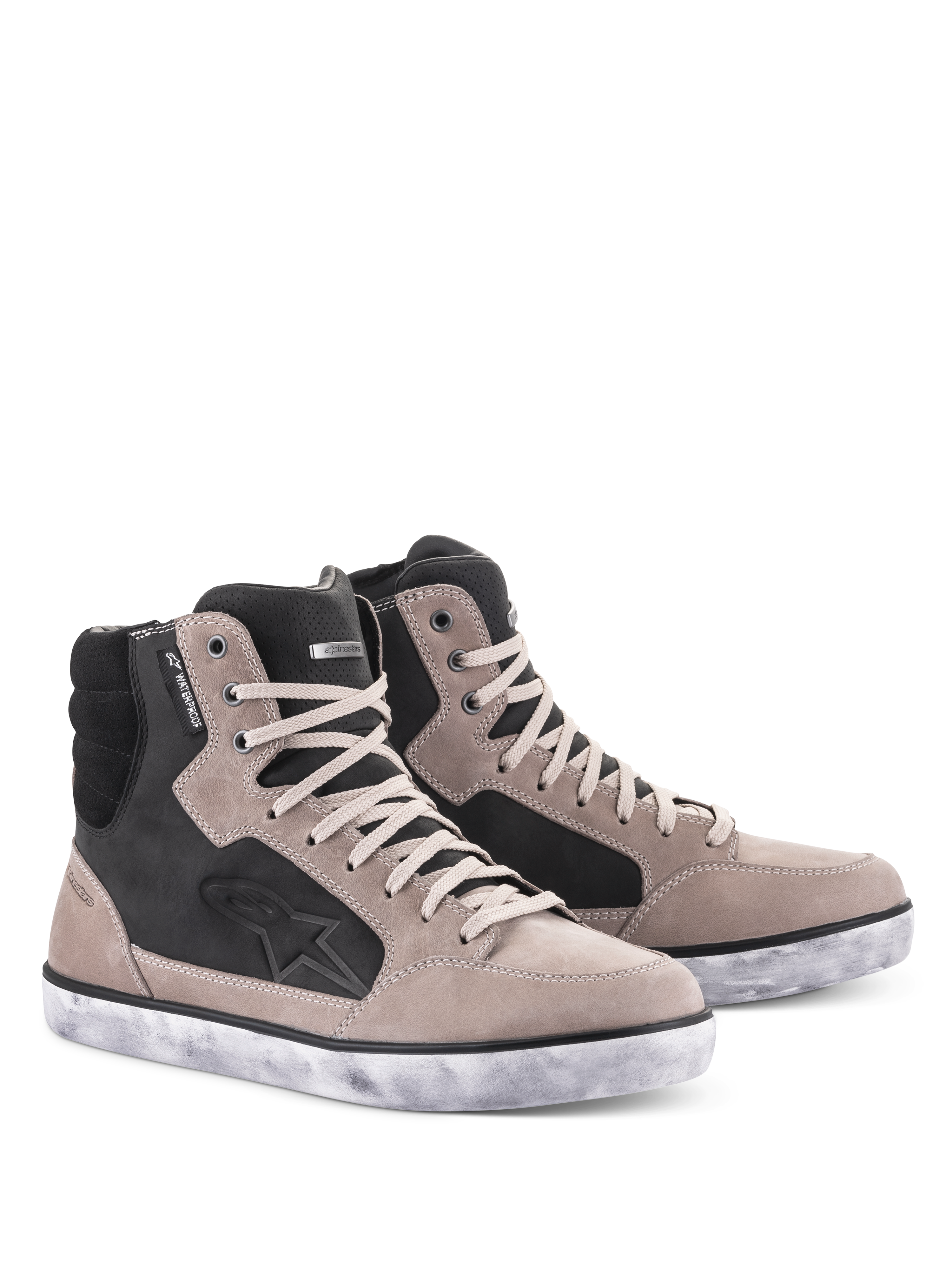 Alpinestars J-6 Waterproof Shoe, scarpe da moto, Black Flint e bianco, design sneaker alta con suola bianca effetto invecchiato, tomaia in scamosciato e pelle con logo a stella ed etichetta waterproof, calzatura per guida urbana