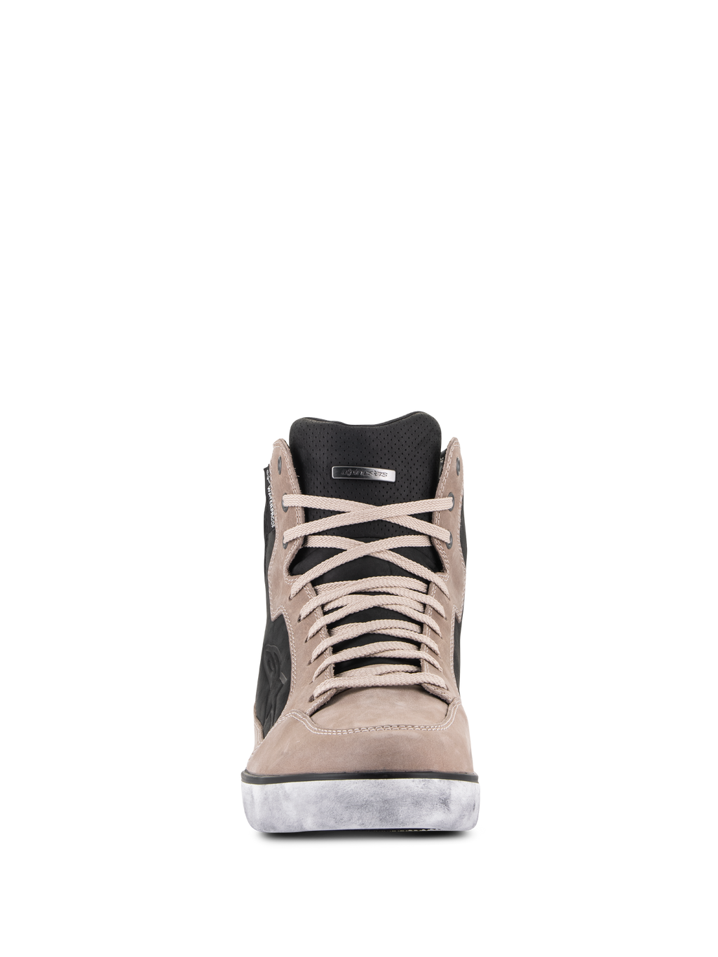 Scarpa Alpinestars J-6 Waterproof in Black Flint White, vista frontale, scarpa da moto stile sneaker in pelle premium con lacci marrone chiaro, linguetta nera traforata e suola bianca effetto invecchiato.