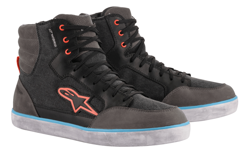 Scarpe da moto Alpinestars J-6 Waterproof Canvas, nero e grigio antracite, design sneaker alta con logo e occhielli arancioni, striscia blu chiaro sulla suola bianca, calzature da moto urbane impermeabili