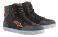 Scarpe da moto Alpinestars J-6 Waterproof Canvas, nero e grigio antracite, design sneaker alta con logo e occhielli arancioni, striscia blu chiaro sulla suola bianca, calzature da moto urbane impermeabili
