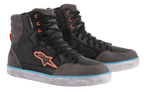 Scarpe da moto Alpinestars J-6 Waterproof Canvas, nero e grigio antracite, design sneaker alta con logo e occhielli arancioni, striscia blu chiaro sulla suola bianca, calzature da moto urbane impermeabili