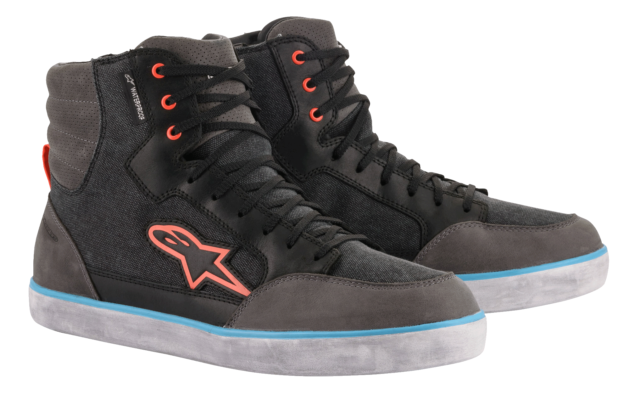 Scarpe da moto Alpinestars J-6 Waterproof Canvas, nero e grigio antracite, design sneaker alta con logo e occhielli arancioni, striscia blu chiaro sulla suola bianca, calzature da moto urbane impermeabili